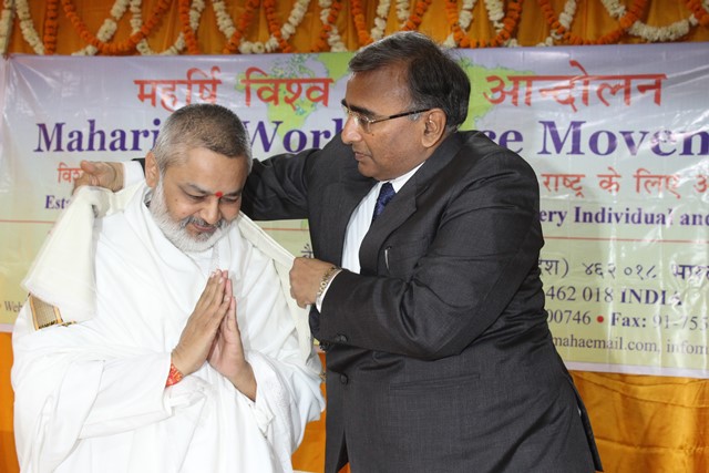 Brahmachari Girish Ji was honoured with garland, shawl and Shriphal by Shri Muktinath Patel, GM Allahabad Bank.